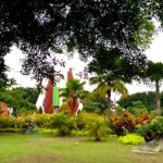 plus sculptures & nearby food stalls.