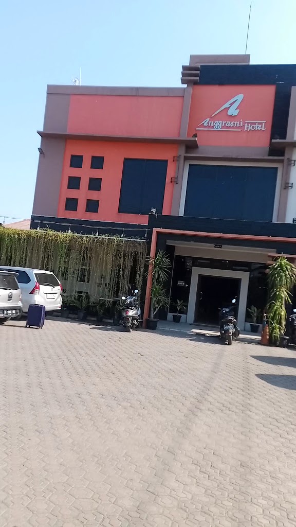 buffet dining & a coffee shop are offered in this bright