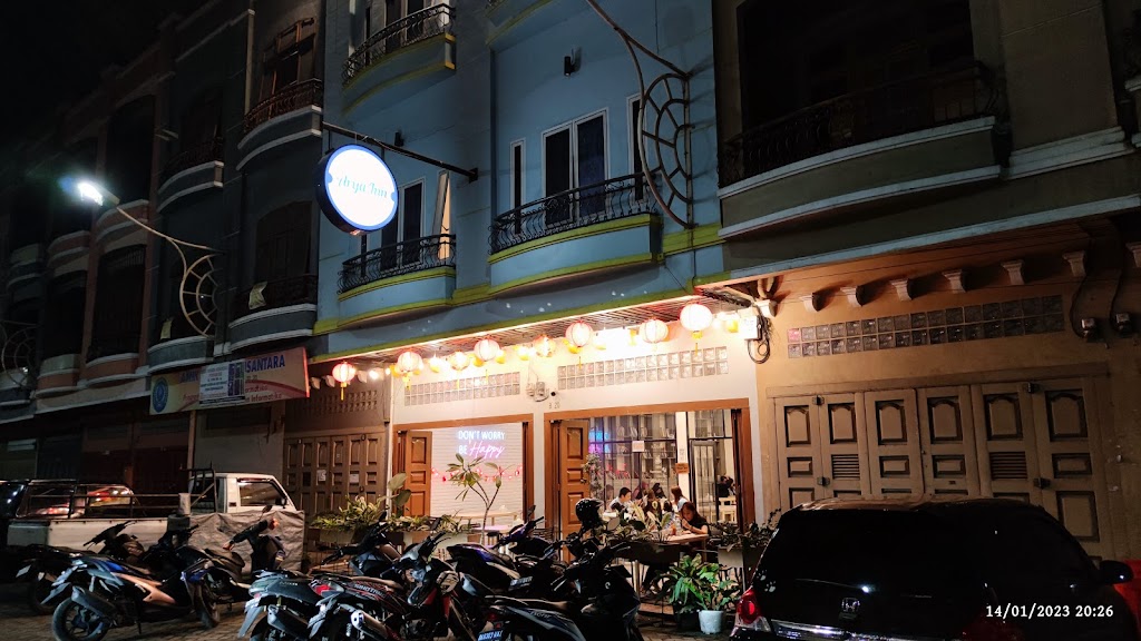 Arya Inn Hotel & Library Cafe