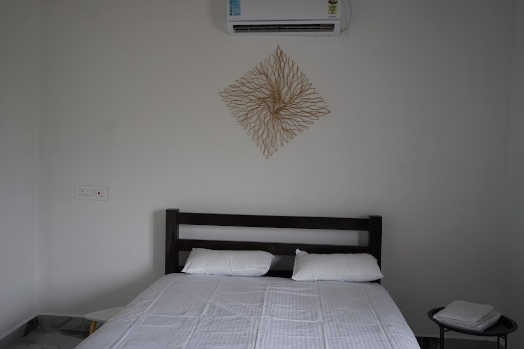 Welcome to our charming farmhouse —an ideal escape for those seeking tranquility and a connection with nature. Surrounded by lush greenery