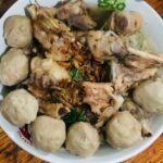 tempat nongkrong paling asik. Fasilitas yang ada musik dan karaokean dengan menu andalan kami Jalankote dan Bakso Ayam Tulang yang siap memanjakan lidah anda. Anda penasaran? kami tunggu di cafe lestari Sinjai!!