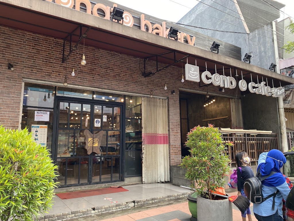 Conato Bakery & Cafe Genteng