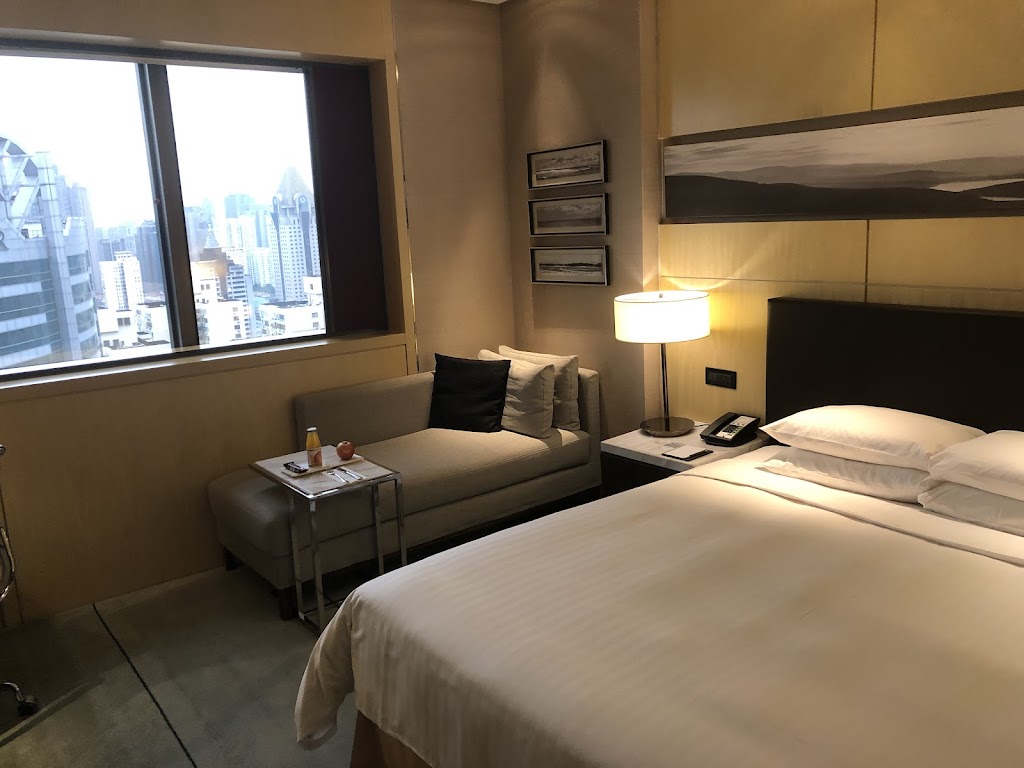 Polished hotel offering bright rooms & suites