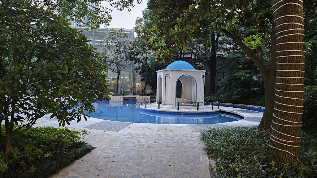 an exercise room & a spa.