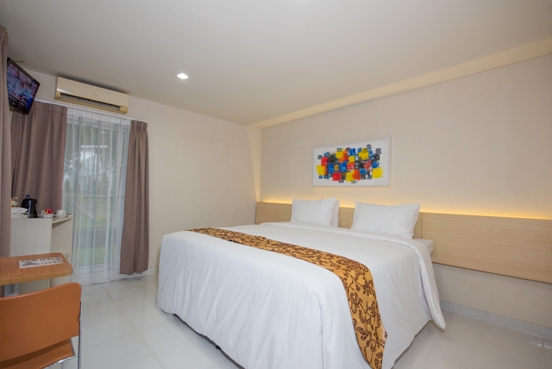 sports courts & an outdoor pool.