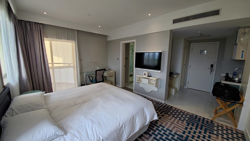 2 eateries & a trendy bar.