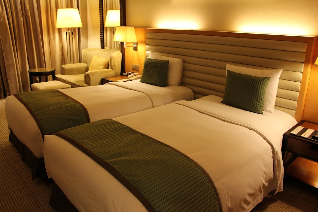 a lobby bar & an indoor pool.