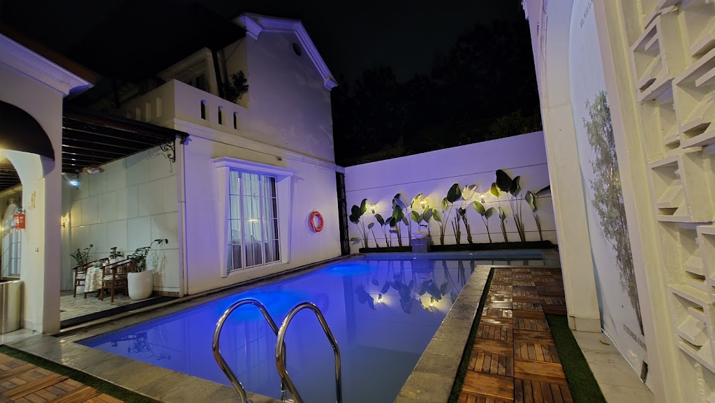 - 4 room exclusive (standar hotel bintang 4)