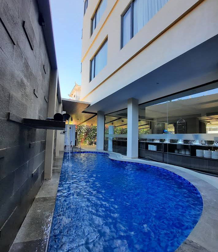 Relaxed hotel featuring warmly furnished rooms