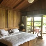 Informal bungalows & rooms with homemade cookies