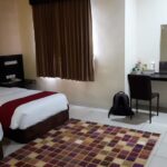 in a relaxed hotel offering a restaurant & a bar.
