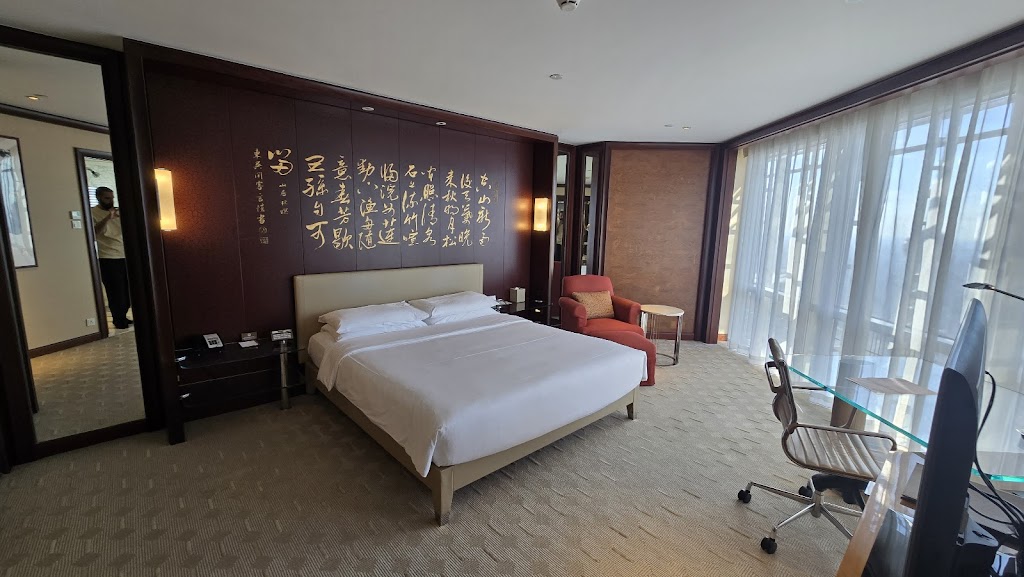 Posh rooms & suites with skyline/river views in an 88-story tower hotel with upscale dining & a spa.