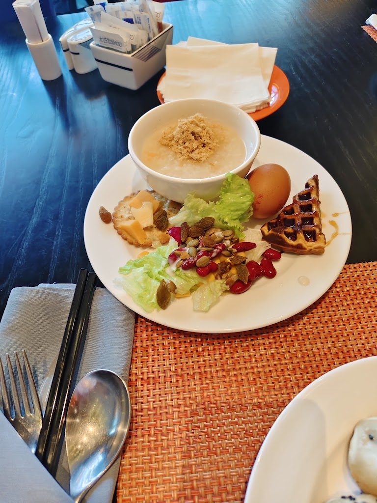 Airy rooms & suites in a polished hotel with an outdoor pool & a gym