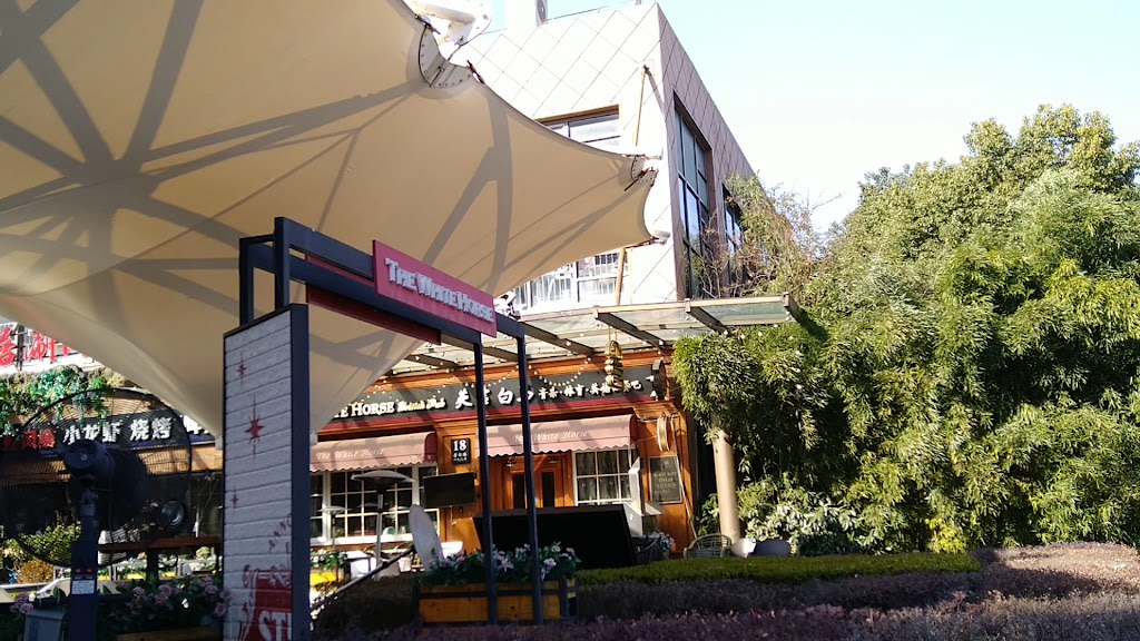 plus 2 bars & 3 restaurants.