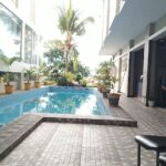 a pool & free breakfast & Wi-Fi.