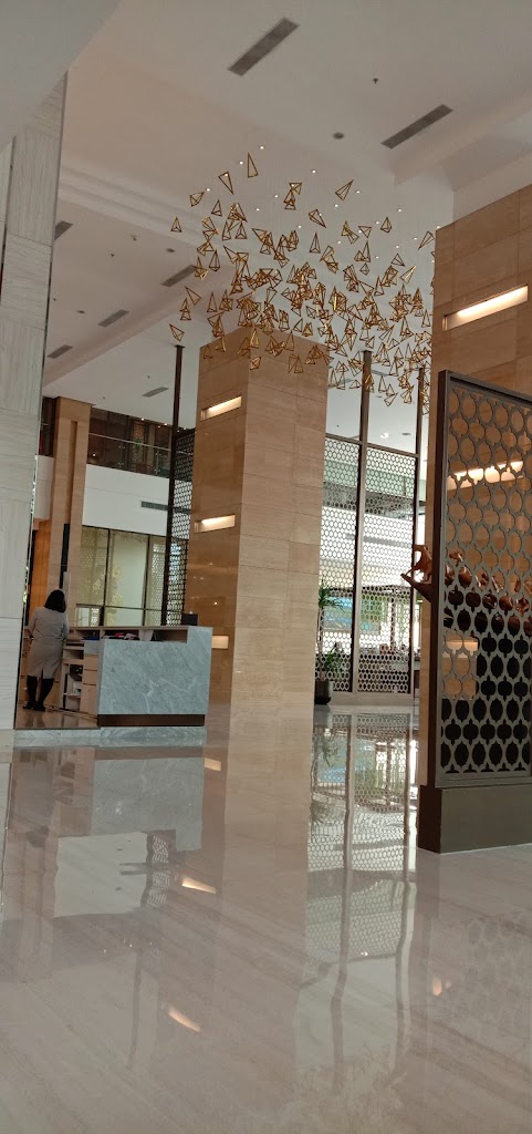 High-rise hotel offering Chinese & refined top-floor dining