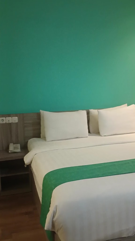 Streamlined rooms in a straightforward hotel with a 24/7 airport shuttle