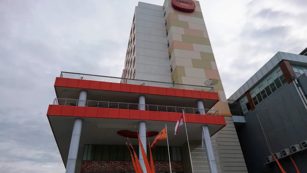 a rooftop pool & a bar.