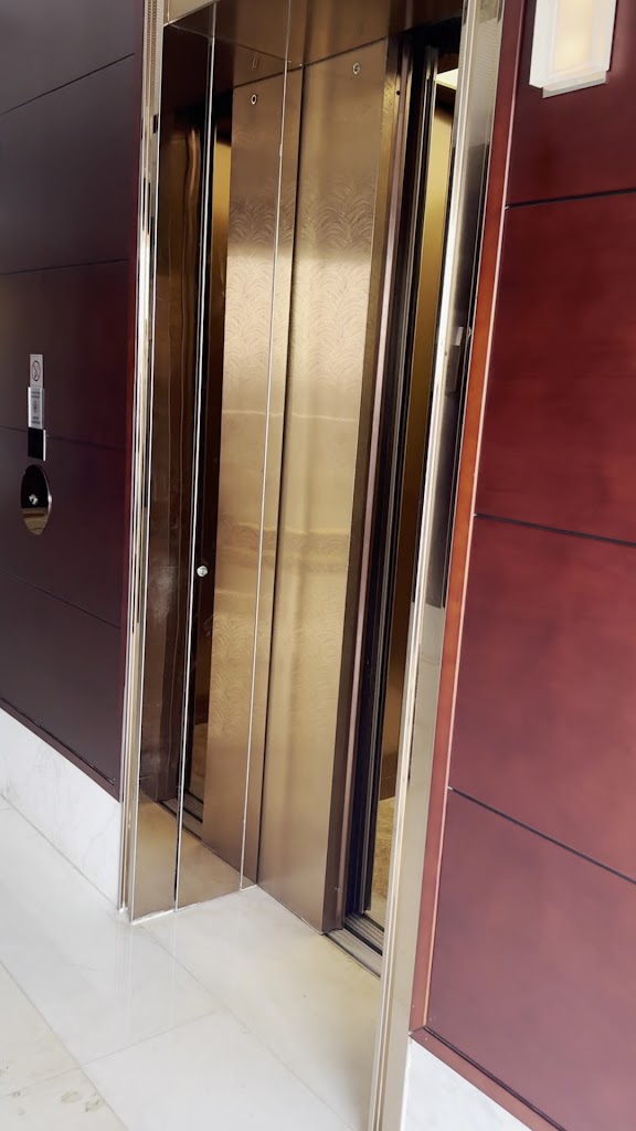 Sleek quarters in a financial center hotel with both Asian & Western dining options & a gym.