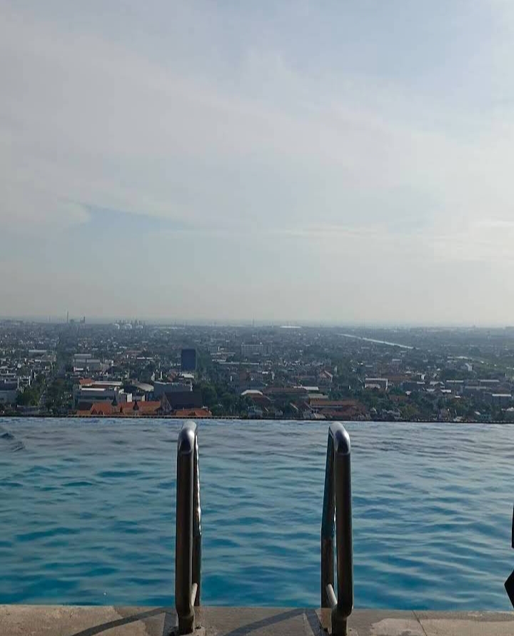 Casual rooms & suites in a no-nonsense hotel featuring a relaxed restaurant