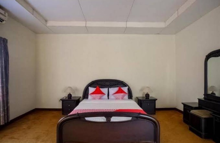 Down-to-earth budget hotel offering a garden with an open-air restaurant & an outdoor pool.