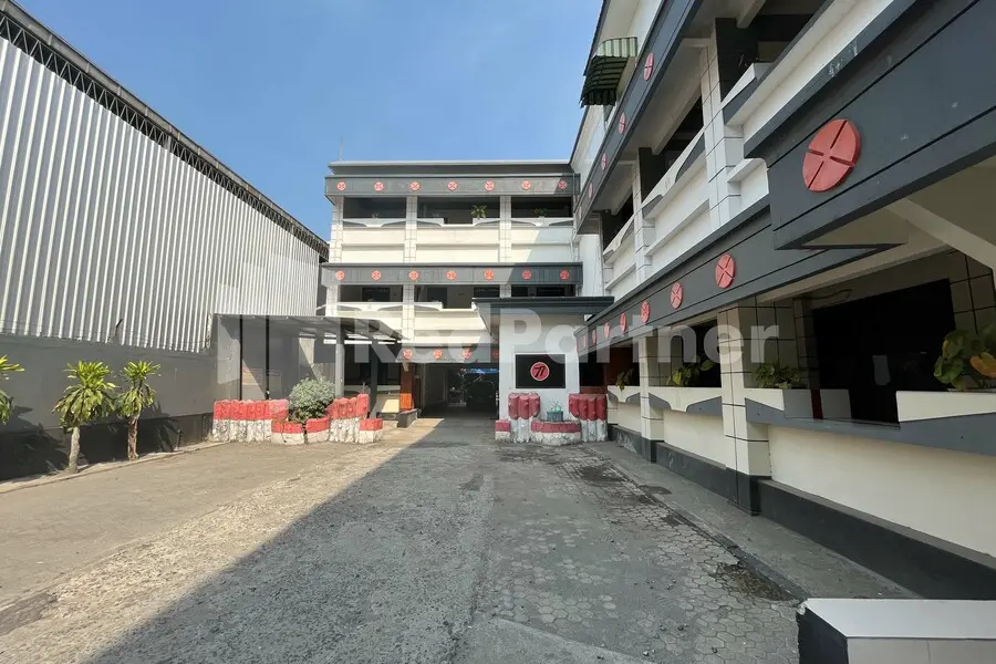 Hotel Dewi RedPartner near Gor Merdeka Jombang