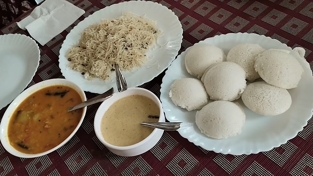 Unassuming hotel offering a restaurant & free breakfast