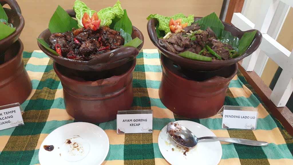 a cafe/bar & an indoor pool.