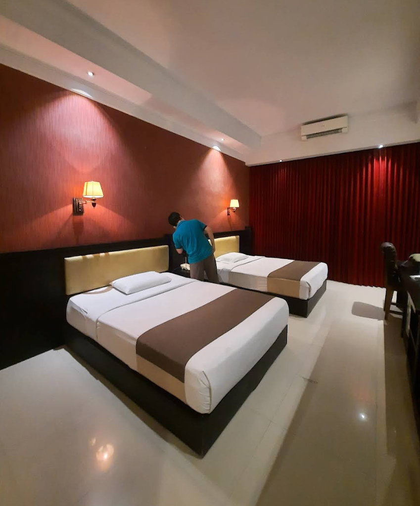 Straightforward rooms & suites in a down-to-earth hotel offering an open-air restaurant/bar.