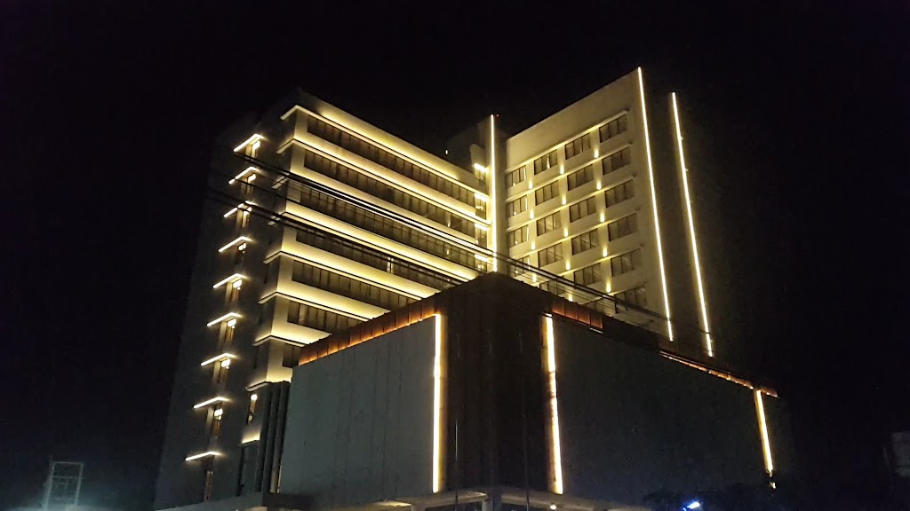 a restaurant & a pool