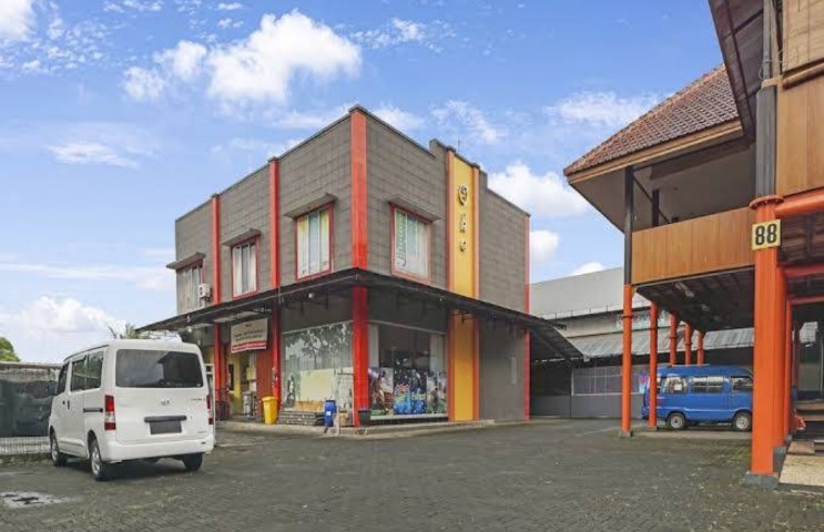 Down-to-earth rooms offering TVs & a/c in a modest budget hotel featuring parking & a prayer room.