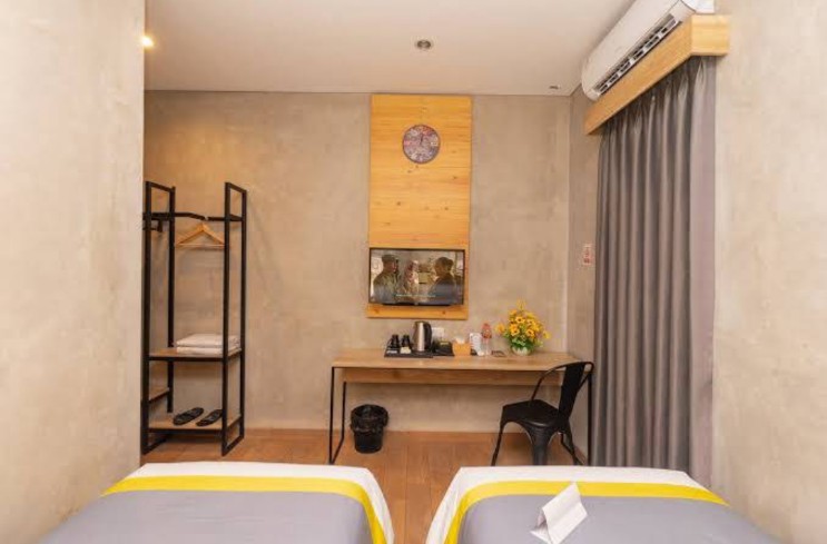 Relaxed hotel with an industrial theme offering breakfast