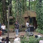 Kedai Klasik di tengah hutan pinus menjual wedang rempah Hangat