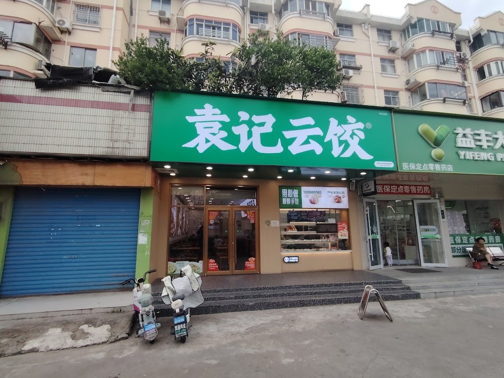 Bright rooms in a relaxed hotel offering free Wi-Fi & an airport shuttle