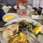 Warm quarters in a contemporary hotel with a coffee shop