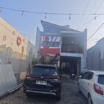 Lively British-themed hostel offering private rooms