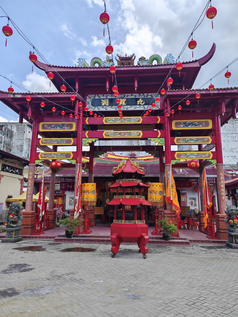 Kelenteng Kiu Lie Tong 九鯉洞