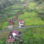 Karena di tempat tinggi udaranya dingin gaess