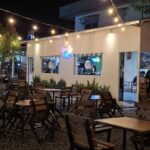 Ngopi santai di tepi sungai