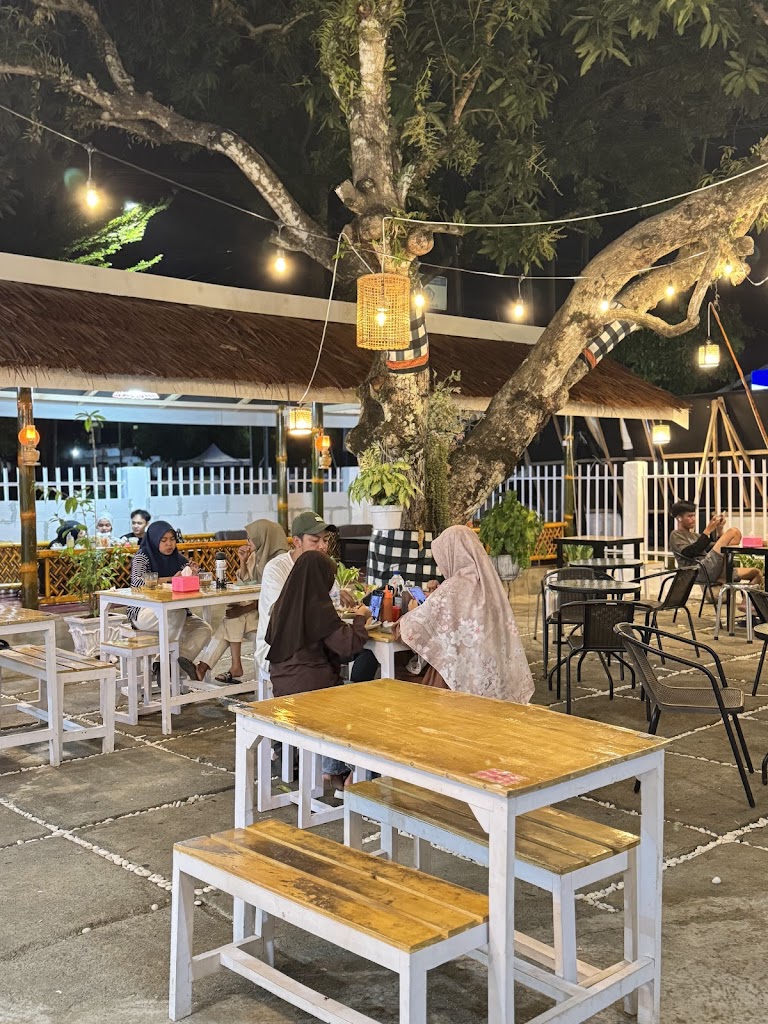 Macinna Cafe n Resto