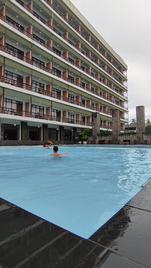 2 pools & a bar with live music