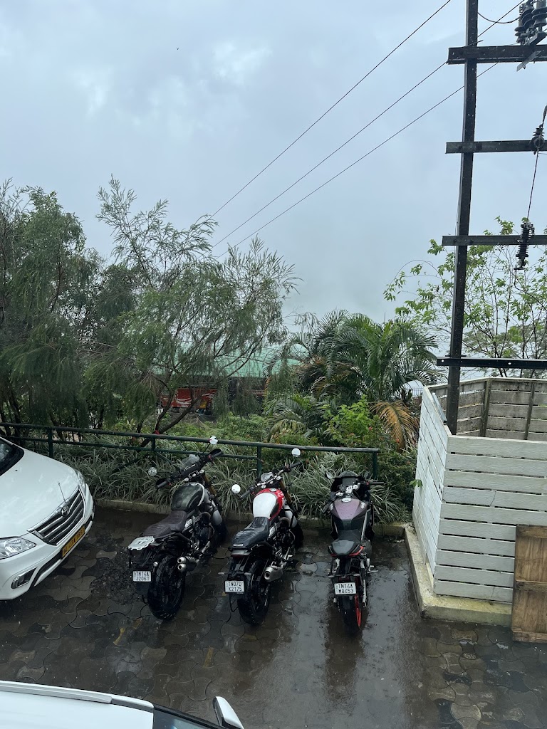 Bright rooms & suites in a casual hotel offering valley views