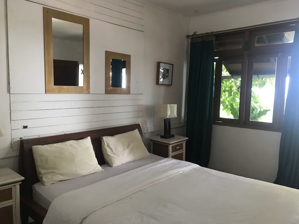 Casual rooms & cottages with tropical flair offering an open-air eatery & pool