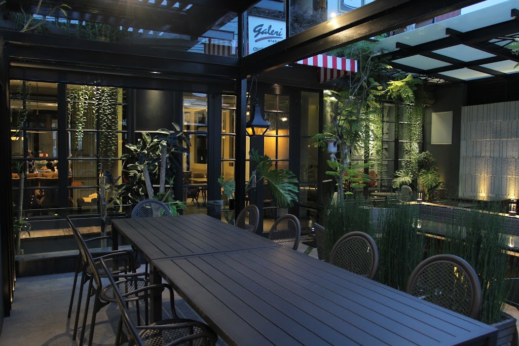 No. 3 Cafe Arts and Lounge