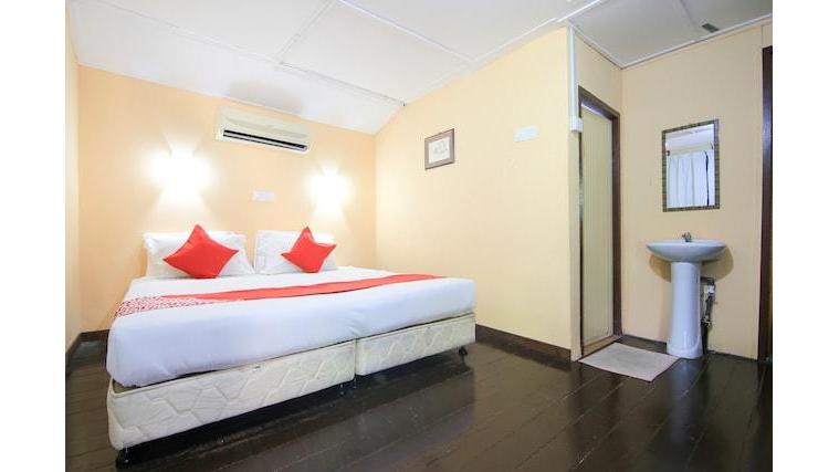 OYO 44084 Ombak Inn Chalet