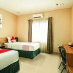 Simple rooms in an unpretentious hotel offering an informal restaurant with a terrace.