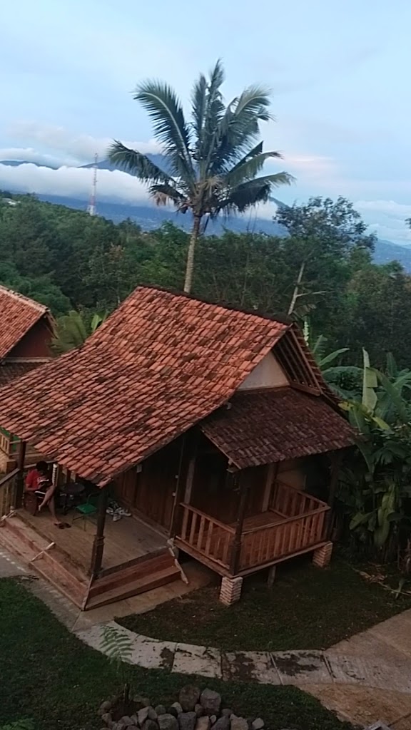 "Villa Omah Trasan adalah penginapan yang nyaman dan indah untuk keluarga di Bogor. Dikelilingi oleh kebun tropis yang hijau