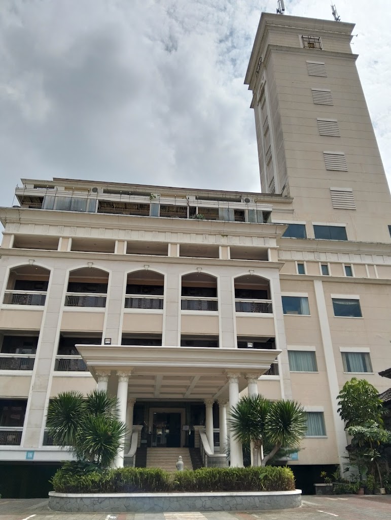 One Six Eight OX hotel dan restaurant