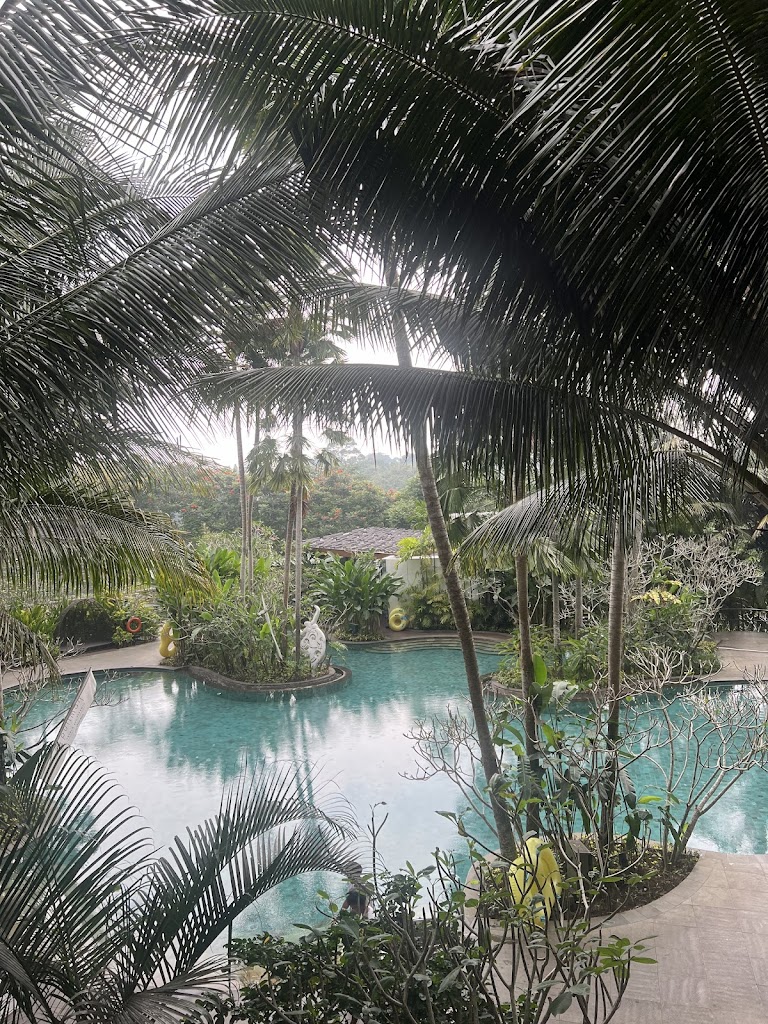 Airy rooms & villas in a refined hotel with mountain views