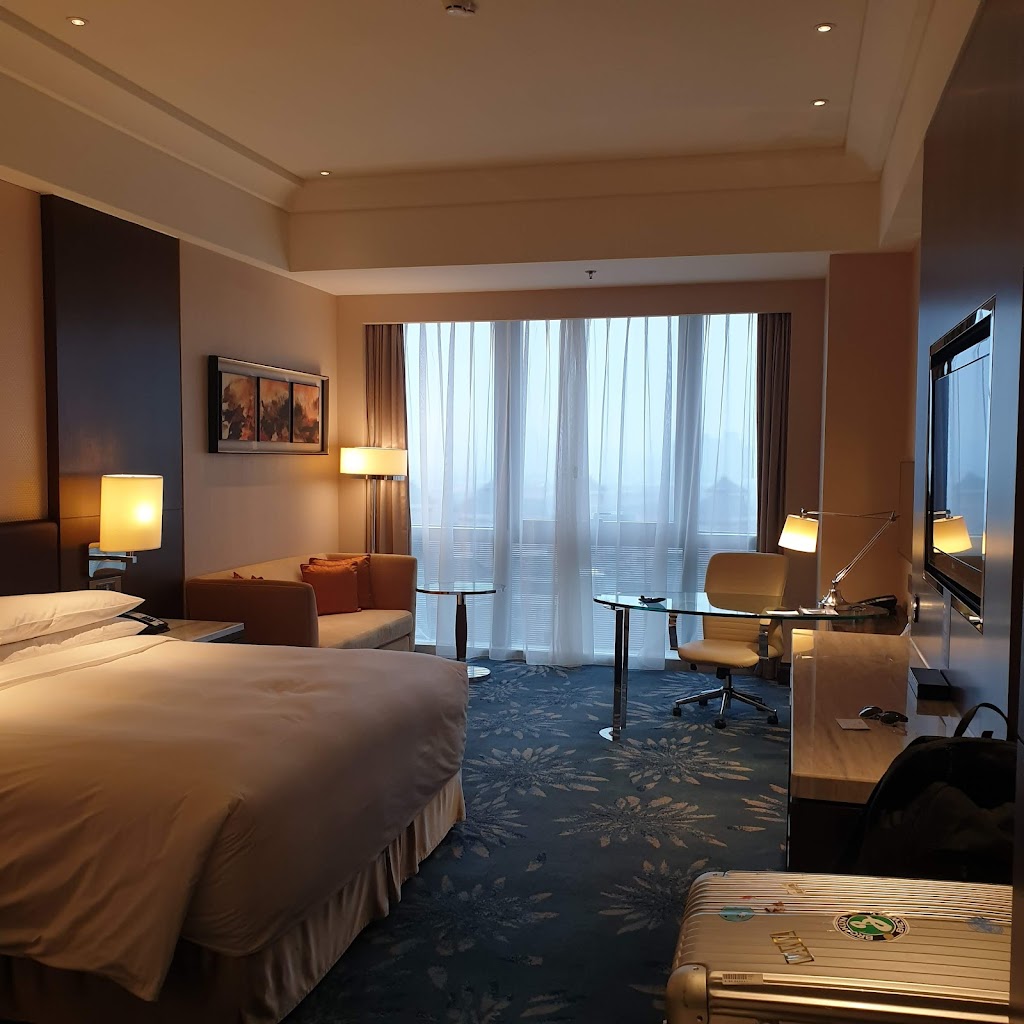 plus 2 restaurants & a bar.